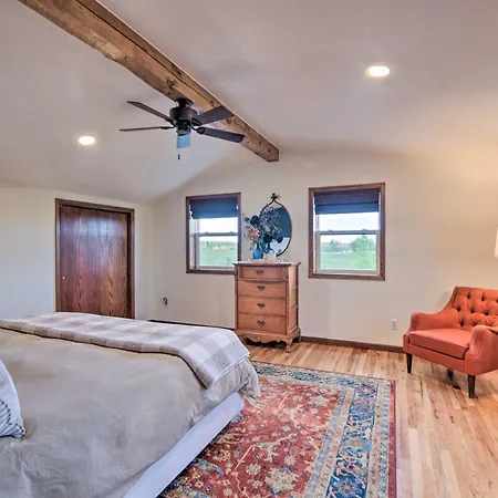 Lovely Barn Loft With Mountain Views On Horse Estate